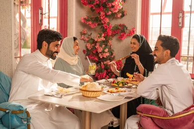 تعابير السرور والبهجة ،مائدة طعام مليئة بأصناف من المأكولات والمقبلات الشهية, ايماءات السعادة بقضاء اوقات ممتعه مع الاصحاب, لمة الاصدقاء على سفرة الإفطار الشهية, صورة مقربة لعزومة غداء لاصدقاء عرب خليجيين سعوديين  يقومون بتناول الأطعمة في أحد المطاعم الفاخرة