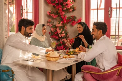 الاستمتاع بقضاء الاوقات مع الاصحاب, تعابير السرور والبهجة ،مائدة طعام مليئة بأصناف من المأكولات والمقبلات الشهية, لمة الاصدقاء على سفرة الإفطار الشهية, صورة مقربة لعزومة غداء لاصدقاء عرب خليجيين سعوديين  يقومون بتناول الأطعمة في أحد المطاعم الفاخرة