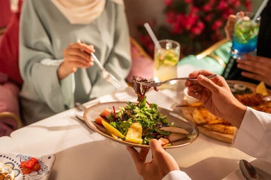 ايماءات السعادة بقضاء اوقات ممتعه مع الاصحاب, مائدة طعام مليئة بأصناف من المأكولات والمقبلات الشهية,لمة الاصدقاء على سفرة الإفطار الشهية, صورة مقربة لعزومة غداء لاصدقاء عرب خليجيين سعوديين  يقومون بتناول الأطعمة في أحد المطاعم الفاخرة