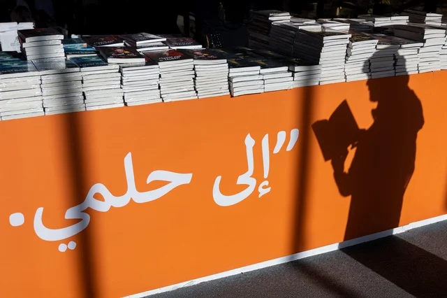 جذب السياح من أنحاء العالم، معلم ومكان سياحي ثقافي مشهور، قضاء وقت ممتع في شراء الروايات المفيدة للتعلم والتثقف، ظل رجل عربي خليجي سعودي يقوم بقراءة الكتب في معرض الكتاب الدولي في الرياض، معارض وفعاليات في المملكة العربية السعودية