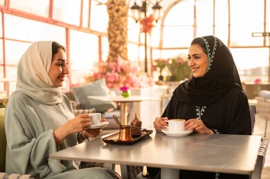 تطوير العلاقات الإجتماعية، مشاركة المشروبات الساخنة مع الاصدقاء ، كوفي شوب راقي بالمملكة العربية السعودية، تعابير السعادة والسرور بلمة الرفاق،قضاء وقت ممتع مع الأصدقاء، الاستمتاع بالاجواء السعيده ، صديقتان عربيتان خليجيتان سعوديتان تجلسان على طاولة في المقهى تطوير العلاقات الإجتماعية، مشاركة المشروبات الساخنة مع الاصدقاء ، كوفي شوب راقي بالمملكة العربية السعودية، تعابير السعادة والسرور بلمة الرفاق،قضاء وقت ممتع مع الأصدقاء، الاستمتاع بالاجواء السعيده ، صديقتان عربيتان خليجيتان سعوديتان تجلسان على طاولة في المقهى
