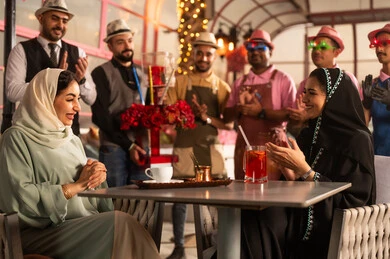 تقديم الهدايا في المناسبات السعيدة، امراه عربية خليجية سعودية ترتدي العباءه والحجاب تحتفل بالاعياد والمناسبات مع صديقتها ، أجواء فرحة واحتفالات ،باقة من الورد الاحمر ، مفهوم الاستمتاع والترفيه ، تعابير الود والالفة تقديم الهدايا في المناسبات السعيدة، امراه عربية خليجية سعودية ترتدي العباءه والحجاب تحتفل بالاعياد والمناسبات مع صديقتها ، أجواء فرحة واحتفالات ،باقة من الورد الاحمر ، مفهوم الاستمتاع والترفيه ، تعابير الود والالفة