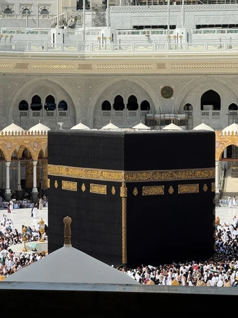 مقصد المسلمين من أنحاء العالم, الحجاج و المعتمرين يطوفون حول الكعبة المشرفة في الحرم المكي الشريف, زيارة بيت الله الحرام في مكة المكرمة, أداء مناسك الحج والعمرة, أماكن ومعالم دينية إسلامية مقدسة في المملكة العربية السعودية