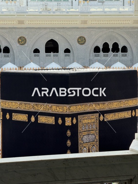 مقصد المسلمين من أنحاء العالم, الحجاج و المعتمرين يطوفون حول الكعبة المشرفة في الحرم المكي الشريف, زيارة بيت الله الحرام في مكة المكرمة, أداء مناسك الحج والعمرة, أماكن ومعالم دينية إسلامية مقدسة في المملكة العربية السعودية