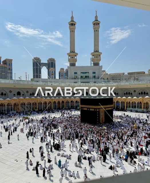 زيارة بيت الله الحرام في مكة المكرمة, أماكن ومعالم دينية إسلامية مقدسة في المملكة العربية السعودية, مقصد المسلمين من أنحاء العالم, الحجاج و المعتمرين يطوفون حول الكعبة المشرفة في الحرم المكي الشريف, أداء مناسك الحج والعمرة