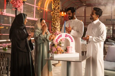 الاحتفال بأعياد الميلاد، عائلة عربية خليجية سعودية تحتفل بعيد ميلاد صديقتهم فى المقهى ، أجواء فرحة  واحتفالات ، المشاركة بأعياد ميلاد، كيكة مزينة مع الشموع ، مفهوم الاستمتاع  والترفيه ، تعابير الود والالفة