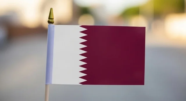 إحياء ذكرى تأسيس الدولة، الاحتفال باليوم الوطني القطري 18 ديسمبر، لقطة مقربة لعلم قطر مصغّر يرمز للفخر والانتماء الوطني، رموز وثقافات وطنية، حب الوطن والانتماء إليه، مفهوم الحب والانتماء للبلاد، الأعياد والمناسبات الوطنية