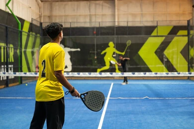 رياضة ونشاط ترفيهي، الإتحاد السعودي للتنس، شابان عربيان خليجيان سعوديان يمارسان كرة التنس الأرضي ويلعبان كرة المضرب في الملاعب العامة ، مفهوم اللياقة و الرشاقة ، العاب و تدريبات رياضية