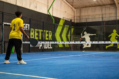 برنامج ترفيهي ورياضي للشباب، الإتحاد السعودي للتنس، شابان عربيان خليجيان سعوديان يمارسان كرة التنس الأرضي ويلعبان كرة المضرب في الملاعب العامة ، مفهوم اللياقة و الرشاقة ، العاب و تدريبات رياضية