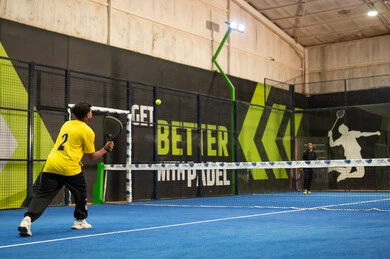 نشاط بدني وهواية شبابية، لعب كرة المضرب في الملاعب العامة، شاب عربي خليجي سعودي يرتدي الزي الرياضي يقوم بممارسة كرة التنس الأرضي ،  مفهوم اللياقة و الرشاقة، الإتحاد السعودي للتنس