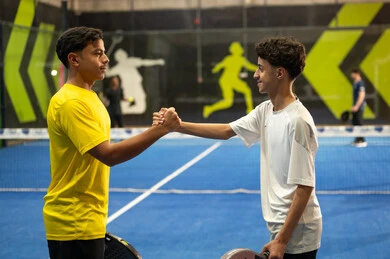 ملعب رياضي و تدريبات رياضية، ممارسة كرة التنس الأرضي في الملاعب العامة، ولدان عربيان خليجيان سعوديان يتصافحان استعدادا لبدء لعب كرة المضرب، انشطه ترفيهيه ورياضات شبابية،مفهوم النشاط بدني