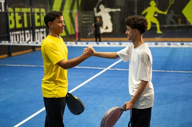 ممارسة كرة التنس الأرضي في الملاعب العامة، ولدان عربيان خليجيان سعوديان يتصافحان استعدادا لبدء لعب كرة المضرب، العاب رياضية، ملعب رياضي و تدريبات رياضية، انشطه ترفيهيه ورياضات شبابية،مفهوم النشاط بدني