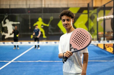 نشاط رياضي وترفيهي يومي، لعب كرة المضرب في الملاعب العامة، شاب عربي خليجي سعودي يرتدي الزي الرياضي يقوم بممارسة كرة التنس الأرضي ،  مفهوم اللياقة و الرشاقة، الإتحاد السعودي للتنس