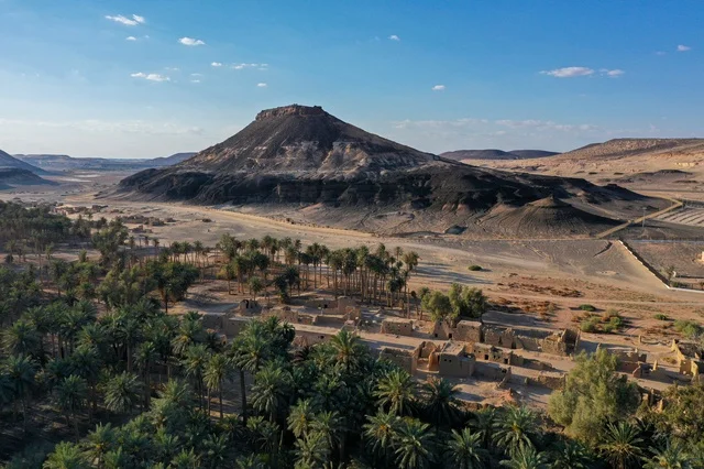 المرتفعات الجبلية في الباحة في مكة المكرمة, معالم سياحية مشهورة في المملكة العربية السعودية, الطبيعة الجبلية و التكوينات الصخرية, اماكن جذب و استقطاب السكان من كافة انحاء العالم, السماء الزرقاء الصافية، اماكن سياحية في السعودية