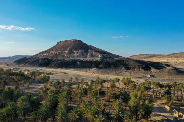 المرتفعات الجبلية في الباحة في مكة المكرمة, معالم سياحية مشهورة في المملكة العربية السعودية, الطبيعة الجبلية و التكوينات الصخرية, اماكن جذب و استقطاب السكان من كافة انحاء العالم, السماء الزرقاء الصافية، اماكن سياحية في السعودية