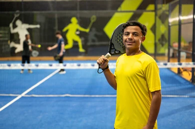 نشاط شبابي ترفيهي ورياضي، لعب كرة المضرب في الملاعب العامة، شاب عربي خليجي سعودي يرتدي الزي الرياضي يقوم بممارسة كرة التنس الأرضي ،  مفهوم اللياقة و الرشاقة، الإتحاد السعودي للتنس