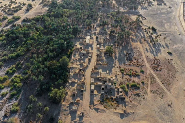 معالم سياحية مشهورة في المملكة العربية السعودية, المرتفعات الجبلية في الباحة في مكة المكرمة, الطبيعة الجبلية و التكوينات الصخرية, اماكن جذب و استقطاب السكان من كافة انحاء العالم, السماء الزرقاء الصافية، اماكن سياحية في السعودية