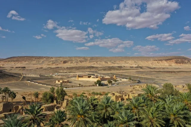 معالم سياحية مشهورة في المملكة العربية السعودية, المرتفعات الجبلية في الباحة في مكة المكرمة, الطبيعة الجبلية و التكوينات الصخرية, اماكن جذب و استقطاب السكان من كافة انحاء العالم, السماء الزرقاء الصافية، اماكن سياحية في السعودية