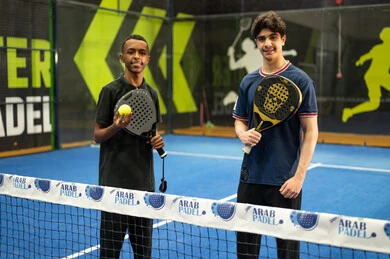 مفهوم اللياقة و الرشاقة ، العاب و تدريبات رياضية، انشطه ترفيهيه ورياضات شبابية، شابان عربيان خليجيان سعوديان يمارسان كرة التنس الأرضي ويلعبان كرة المضرب في الملاعب العامة ، الإتحاد السعودي للتنس