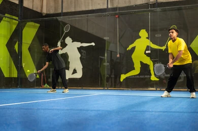 شاب عربي خليجي سعودي يرتدي ملابس رياضية يلعب مباراة كرة المضرب برفقة زميلة، خوض المباريات والبطولات بتحدي وعزيمة، القيام بتمرينات رياضة التنس، رياضات شبابية وأنشطة ترفيهية، التدرب على إتقان لعبة البادل، تعابير وإيماءات تدل على الحماس والاندماج بالتمرين شاب عربي خليجي سعودي يرتدي ملابس رياضية يلعب مباراة كرة المضرب برفقة زميلة، خوض المباريات والبطولات بتحدي وعزيمة، القيام بتمرينات رياضة التنس، رياضات شبابية وأنشطة ترفيهية، التدرب على إتقان لعبة البادل، تعابير وإيماءات تدل على الحماس والاندماج بالتمرين