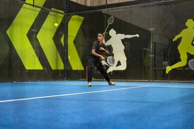 برنامج نشاط شبابي ورياضي، لعب كرة المضرب في الملاعب العامة، شاب عربي خليجي سعودي يرتدي الزي الرياضي يقوم بممارسة كرة التنس الأرضي ،  مفهوم اللياقة و الرشاقة، الإتحاد السعودي للتنس