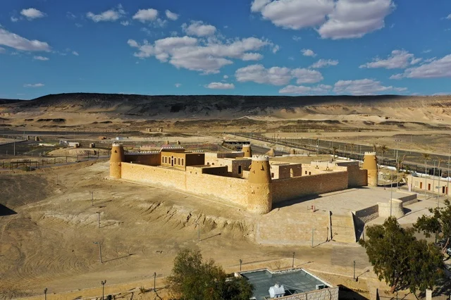 حصن وقلعة اثرية تاريخية، البناء المشيد من الأحجار، معالم سياحية مشهورة في المملكة العربية السعودية, المرتفعات الجبلية في الباحة في مكة المكرمة, الطبيعة الجبلية و التكوينات الصخرية, اماكن جذب و استقطاب السكان من كافة انحاء العالم, السماء الزرقاء الصافية