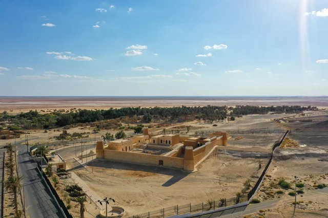 حصن وقلعة اثرية تاريخية، البناء المشيد من الأحجار، معالم سياحية مشهورة في المملكة العربية السعودية, المرتفعات الجبلية في الباحة في مكة المكرمة, الطبيعة الجبلية و التكوينات الصخرية, اماكن جذب و استقطاب السكان من كافة انحاء العالم, السماء الزرقاء الصافية