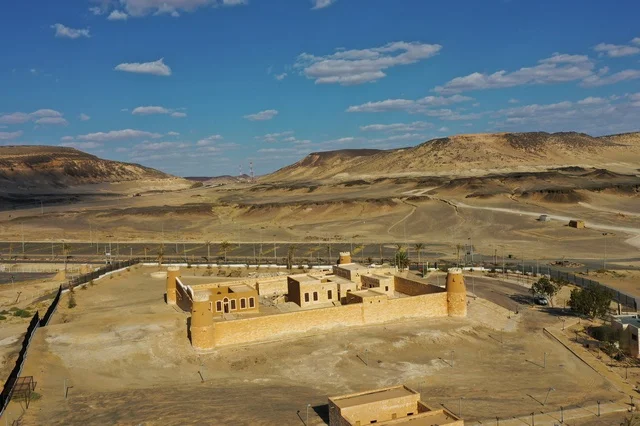 The building made of stones, a historical fortress and castle, famous tourist attractions in the Kingdom of Saudi Arabia, the mountainous heights in Al-Baha in Mecca, the mountainous nature and rock formations, places that attract and draw people from all over the world, the clear blue sky.