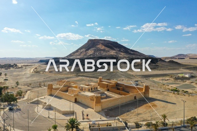 البناء المشيد من الأحجار، حصن وقلعة اثرية تاريخية، معالم سياحية مشهورة في المملكة العربية السعودية, المرتفعات الجبلية في الباحة في مكة المكرمة, الطبيعة الجبلية و التكوينات الصخرية, اماكن جذب و استقطاب السكان من كافة انحاء العالم, السماء الزرقاء الصافية
