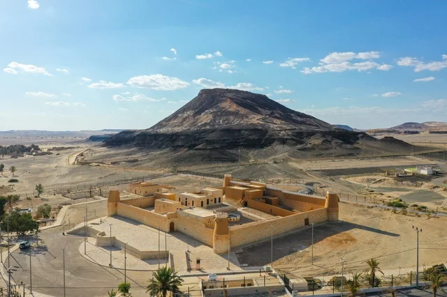 البناء المشيد من الأحجار، حصن وقلعة اثرية تاريخية، معالم سياحية مشهورة في المملكة العربية السعودية, المرتفعات الجبلية في الباحة في مكة المكرمة, الطبيعة الجبلية و التكوينات الصخرية, اماكن جذب و استقطاب السكان من كافة انحاء العالم, السماء الزرقاء الصافية