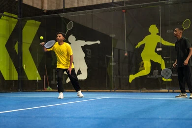 نشاط ترفيهي وهواية للشباب، لعب كرة المضرب في الملاعب العامة، شاب عربي خليجي سعودي يرتدي الزي الرياضي يقوم بممارسة كرة التنس الأرضي ،  مفهوم اللياقة و الرشاقة، الإتحاد السعودي للتنس