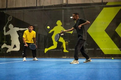 الترفيه والرياضة للشباب، لعب كرة المضرب في الملاعب العامة، شاب عربي خليجي سعودي يرتدي الزي الرياضي يقوم بممارسة كرة التنس الأرضي ،  مفهوم اللياقة و الرشاقة، الإتحاد السعودي للتنس