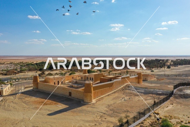 السماء الزرقاء الصافية، البناء المشيد من الأحجار، حصن وقلعة اثرية تاريخية، معالم سياحية مشهورة في المملكة العربية السعودية, المرتفعات الجبلية في الباحة في مكة المكرمة, الطبيعة الجبلية و التكوينات الصخرية, اماكن جذب و استقطاب السكان من كافة انحاء العالم