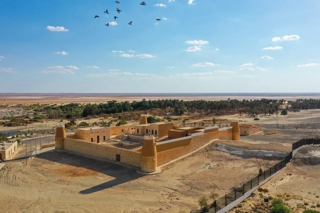 السماء الزرقاء الصافية، البناء المشيد من الأحجار، حصن وقلعة اثرية تاريخية، معالم سياحية مشهورة في المملكة العربية السعودية, المرتفعات الجبلية في الباحة في مكة المكرمة, الطبيعة الجبلية و التكوينات الصخرية, اماكن جذب و استقطاب السكان من كافة انحاء العالم