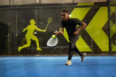 فعاليات شبابية ورياضية، لعب كرة المضرب في الملاعب العامة، شاب عربي خليجي سعودي يرتدي الزي الرياضي يقوم بممارسة كرة التنس الأرضي ،  مفهوم اللياقة و الرشاقة، الإتحاد السعودي للتنس