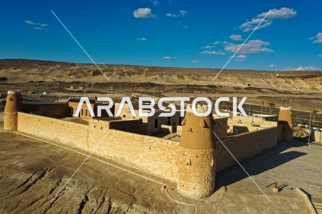 السماء الزرقاء الصافية، البناء المشيد من الأحجار، حصن وقلعة اثرية تاريخية، معالم سياحية مشهورة في المملكة العربية السعودية, المرتفعات الجبلية في الباحة في مكة المكرمة, الطبيعة الجبلية و التكوينات الصخرية, اماكن جذب و استقطاب السكان من كافة انحاء العالم