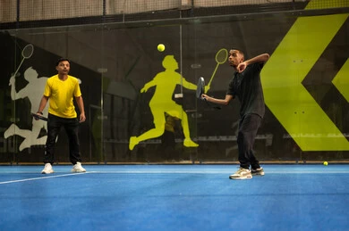 الرياضة والأنشطة الترفيهية، لعب كرة المضرب في الملاعب العامة، شاب عربي خليجي سعودي يرتدي الزي الرياضي يقوم بممارسة كرة التنس الأرضي ،  مفهوم اللياقة و الرشاقة، الإتحاد السعودي للتنس