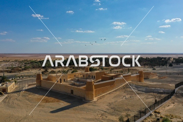 الطبيعة الجبلية و التكوينات الصخرية, السماء الزرقاء الصافية، البناء المشيد من الأحجار، حصن وقلعة اثرية تاريخية، معالم سياحية مشهورة في المملكة العربية السعودية, المرتفعات الجبلية في الباحة في مكة المكرمة, اماكن جذب و استقطاب السكان من كافة انحاء العالم