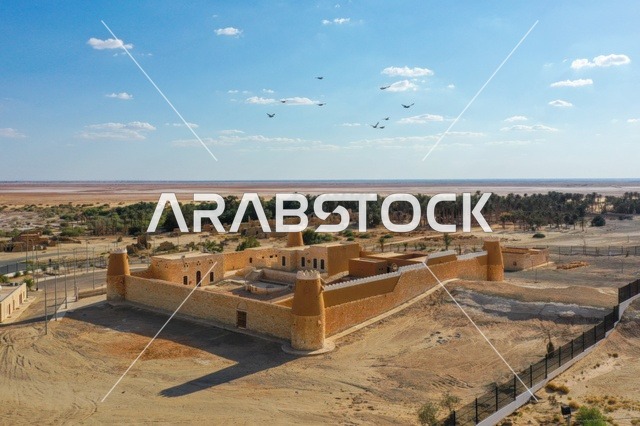 الطبيعة الجبلية و التكوينات الصخرية, السماء الزرقاء الصافية، البناء المشيد من الأحجار، حصن وقلعة اثرية تاريخية، معالم سياحية مشهورة في المملكة العربية السعودية, المرتفعات الجبلية في الباحة في مكة المكرمة, اماكن جذب و استقطاب السكان من كافة انحاء العالم