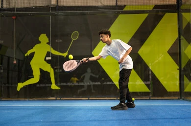 برنامج ترفيهي و شبابي، لعب كرة المضرب في الملاعب العامة، شاب عربي خليجي سعودي يرتدي الزي الرياضي يقوم بممارسة كرة التنس الأرضي ،  مفهوم اللياقة و الرشاقة، الإتحاد السعودي للتنس