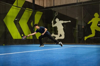 الرياضة والهوايات للشباب، لعب كرة المضرب في الملاعب العامة، شاب عربي خليجي سعودي يرتدي الزي الرياضي يقوم بممارسة كرة التنس الأرضي ،  مفهوم اللياقة و الرشاقة، الإتحاد السعودي للتنس