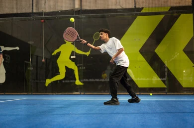 أنشطة شبابية ورياضية، لعب كرة المضرب في الملاعب العامة، شاب عربي خليجي سعودي يرتدي الزي الرياضي يقوم بممارسة كرة التنس الأرضي ،  مفهوم اللياقة و الرشاقة، الإتحاد السعودي للتنس