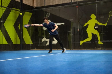 لعب كرة المضرب في الملاعب العامة، شاب عربي خليجي سعودي يرتدي الزي الرياضي يقوم بممارسة كرة التنس الأرضي ،  مفهوم اللياقة و الرشاقة، الإتحاد السعودي للتنس، رياضة شبابية وأنشطة ترفيهية