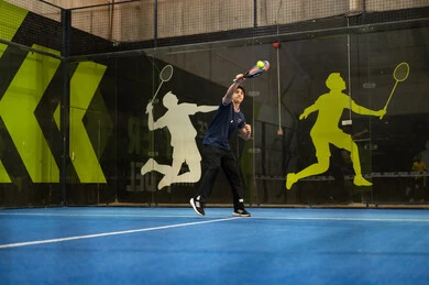 الإتحاد السعودي للتنس، رياضة شبابية وأنشطة ترفيهية، مفهوم اللياقة و الرشاقة ،شاب عربي خليجي سعودي يرتدي الزي الرياضي يقوم بممارسة كرة التنس الأرضي ، لعب كرة المضرب في الملاعب العامة