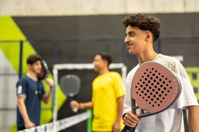 القيام بتمرينات رياضة التنس، رياضات شبابية وأنشطة ترفيهية، لاعب شاب عربي خليجي سعودي يرتدي ملابس رياضية يمسك المضرب بيده، التدرب على إتقان لعبة البادل، تعابير وإيماءات تدل على الحماس والاندماج بالتمرين، خوض المباريات والبطولات بتحدي وعزيمة