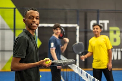 الترفيه والرياضة للشباب، لعب كرة المضرب في الملاعب العامة، مجموعه من الشباب العربيون الخليجيون السعوديون يرتدون الزي الرياضي يقوم بممارسة كرة التنس الأرضي ، مفهوم اللياقة و الرشاقة، الإتحاد السعودي للتنس