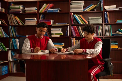 المذاكرة للإختبارات المدرسية، التعليم الدراسي في السعودية، الإستعداد للعام الدراسي الجديد، تأدية الواجبات المدرسية، مراجعة الدروس اليومية ، العودة إلى المدارس، طالبان عربيان خليجيان سعوديان يقومان بحل الدروس المدرسية