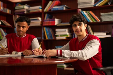 تأدية الواجبات المدرسية، مراجعة الدروس اليومية، الإستعداد للعام الدراسي الجديد، التعليم الدراسي في السعودية ، العودة إلى المدارس، المذاكرة للإختبارات المدرسية، طالبان عربيان خليجيان سعوديان يقومان بحل الدروس المدرسية