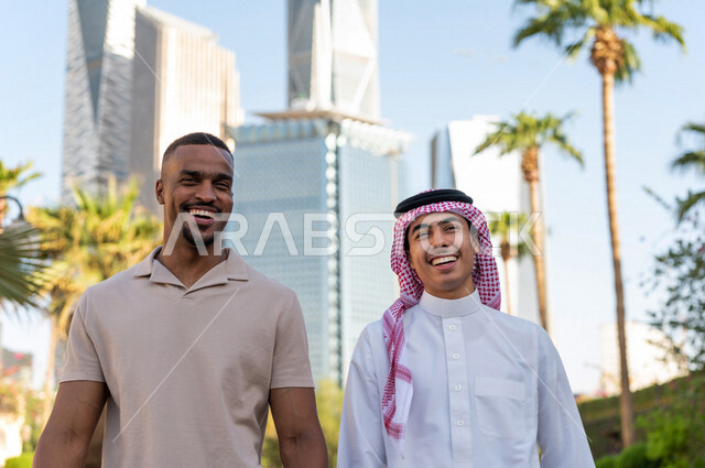 شابان عربيان خليجيان سعوديان يقومان بجولة داخل المدينة المالية ، الاستجمام و التنزه في الهواء الطلق ، لقاء و تعارف ، مقابلة أصدقاء ، قضاء وقت ممتع في مدينة الملك عبد الله المالية ( كافد ) في مدينة الرياض ، المملكة العربية السعودية