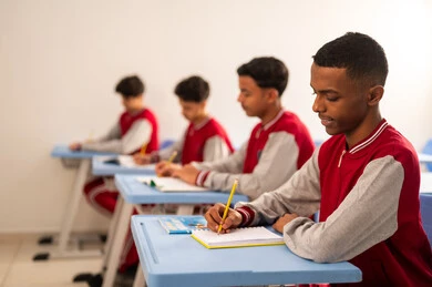 مجموعه من الطلاب العرب الخليجيون السعوديون يرتدون  الزي المدرسي يقومون بحل اسئله الامتحان، الاجتهاد في الدراسة لتحقيق النجاح والتميز الدراسي، اهداف التربية و التعليم، التعليم في المملكة العربية السعودية، تعابير تدل على التفكير العميق والتركيز